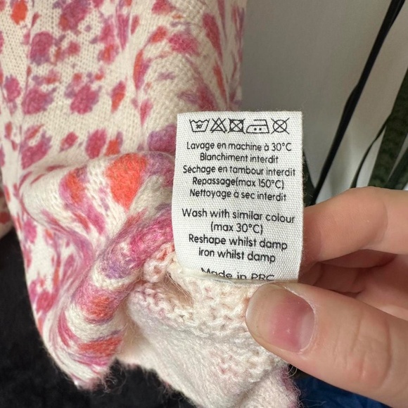 Soft pink floral v-neck sweater - Picture 8 of 8